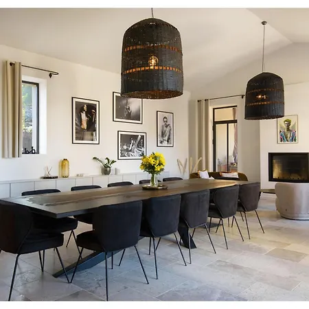 Villa Boem Retreat - Timeless Elegance Just Steps From The Mediterranean