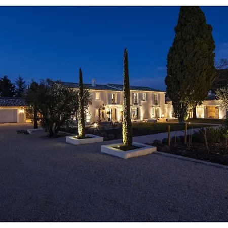 Villa Boem Retreat - Timeless Elegance Just Steps From The Mediterranean
