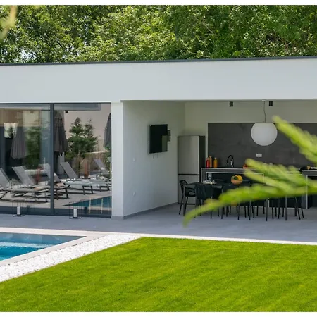 Villa Boem Retreat - Timeless Elegance Just Steps From The Mediterranean