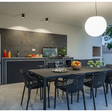 Villa Boem Retreat - Timeless Elegance Just Steps From The Mediterranean